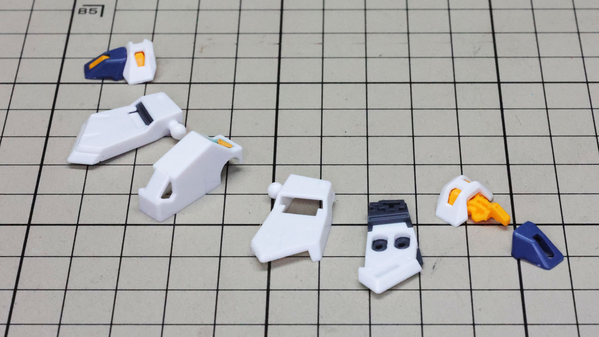 フロントアーマーはメカフレームが用意され展開可動を実現します。サイドアーマーはカラーでの細かい分割がうれしい！