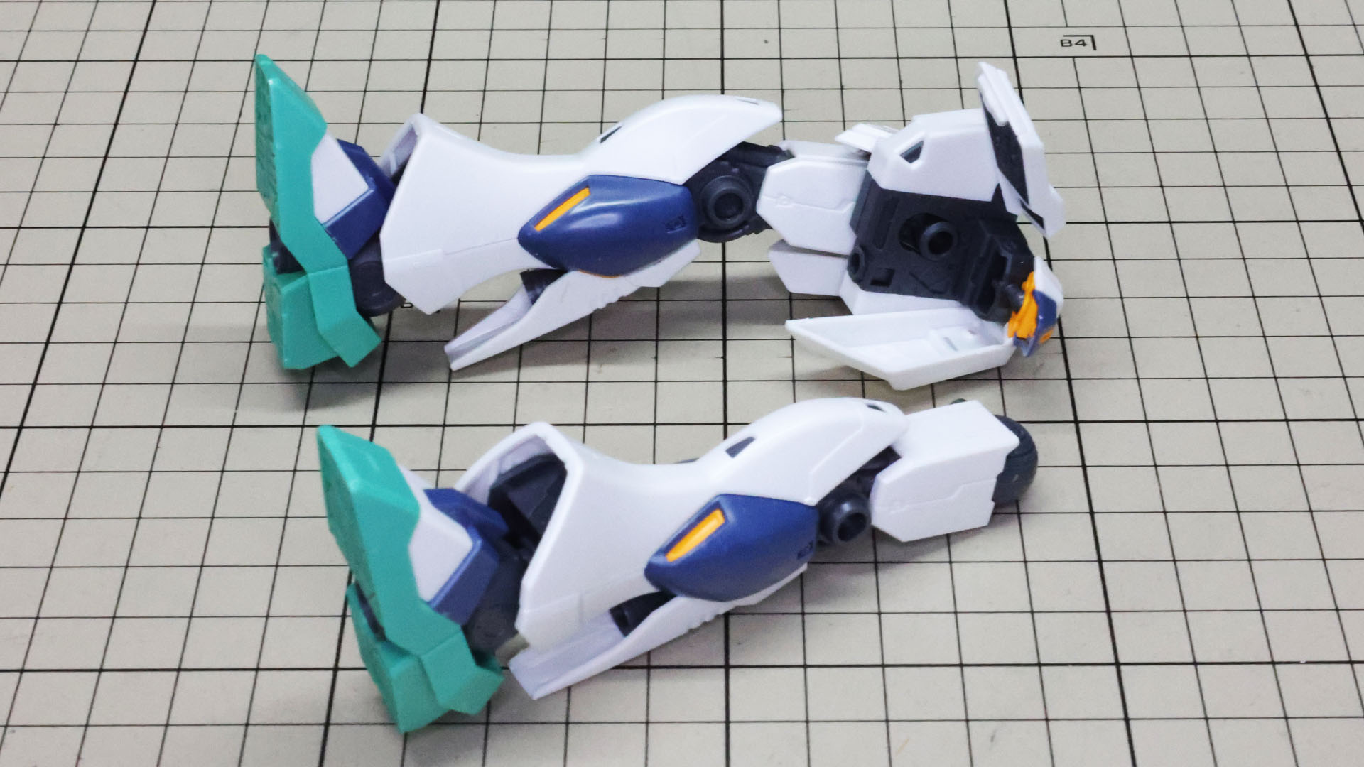 脚部を取り付けていきます