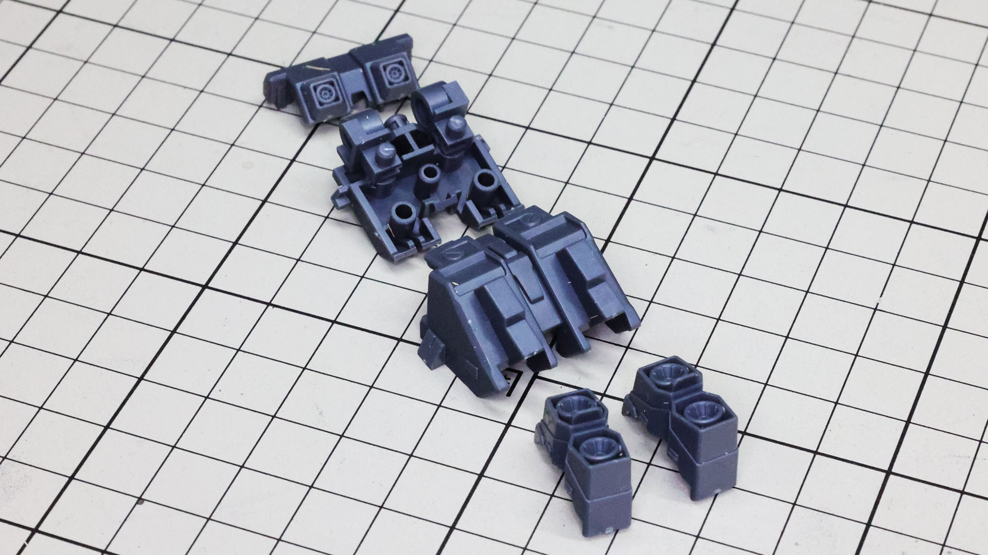 バックパック左右のビーム・サーベル・ホルダーの軸受けが入ります