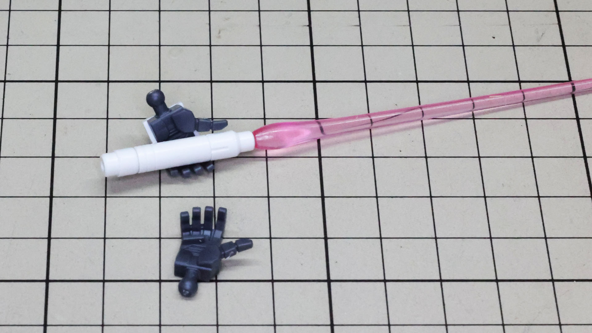 ビーム・サーベル用には手のひらにツメが用意されています