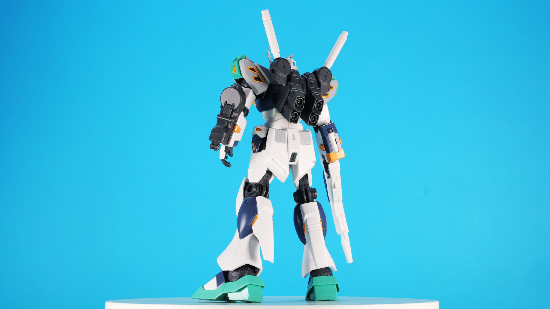 特に下半身は原型機とさほど変わらないデザインになっています