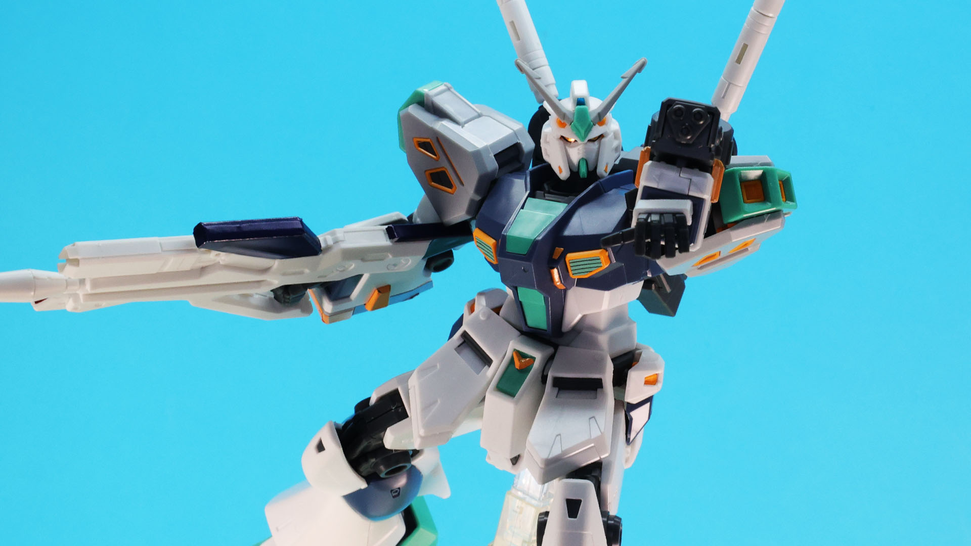 左前腕にはガトリング砲が装備されています