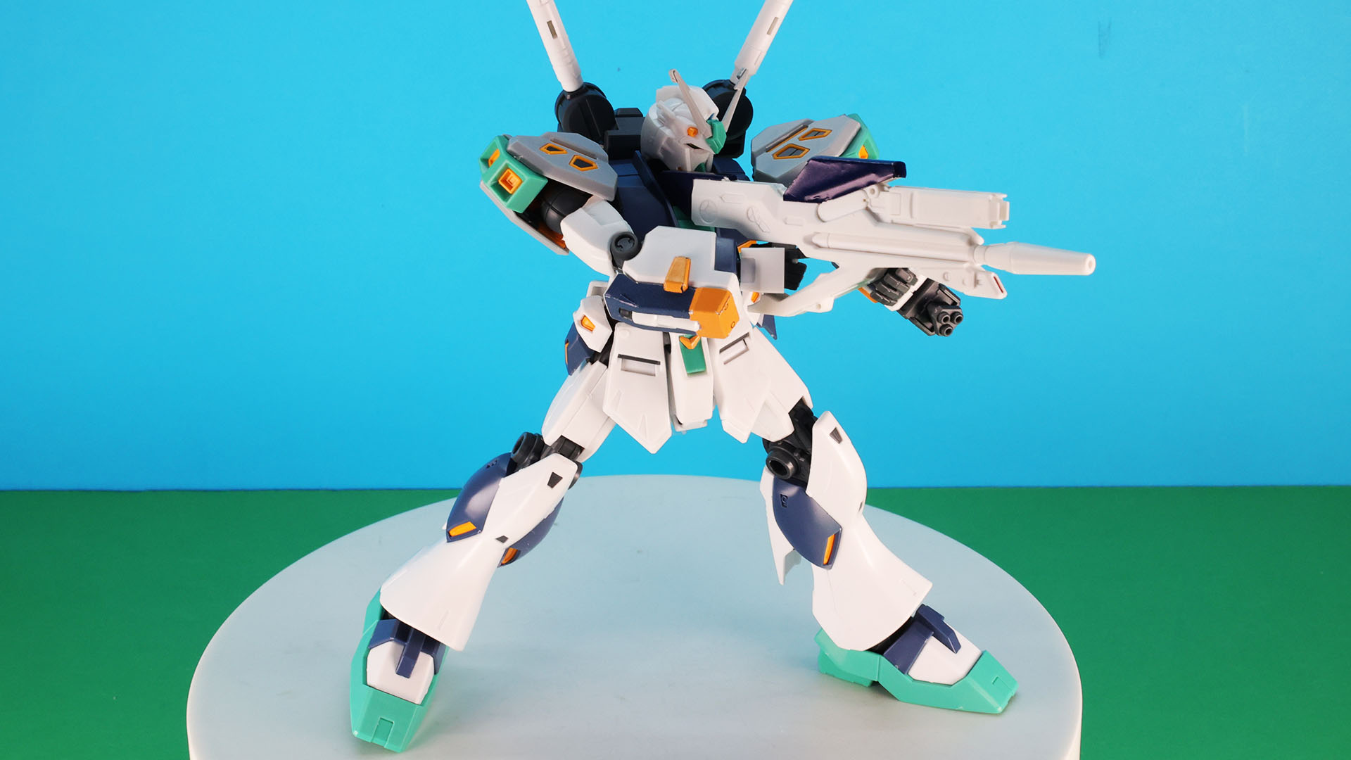 ビーム・ライフルは両手持ちも可能