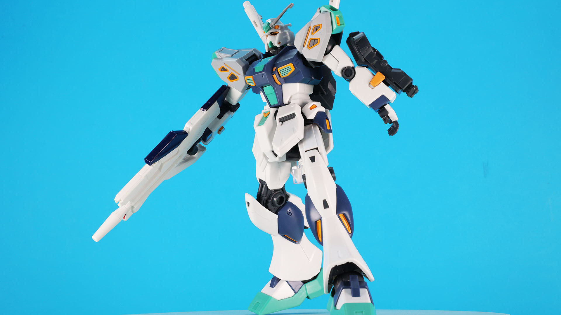 腕部の可動範囲も広いのでビーム・サーベルを抜くポーズも可能です