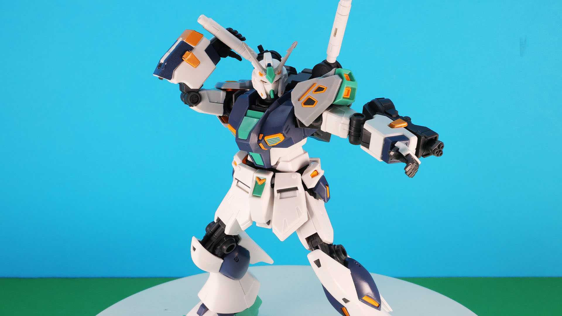 腕部の可動範囲も広いのでビーム・サーベルを抜くポーズも可能です