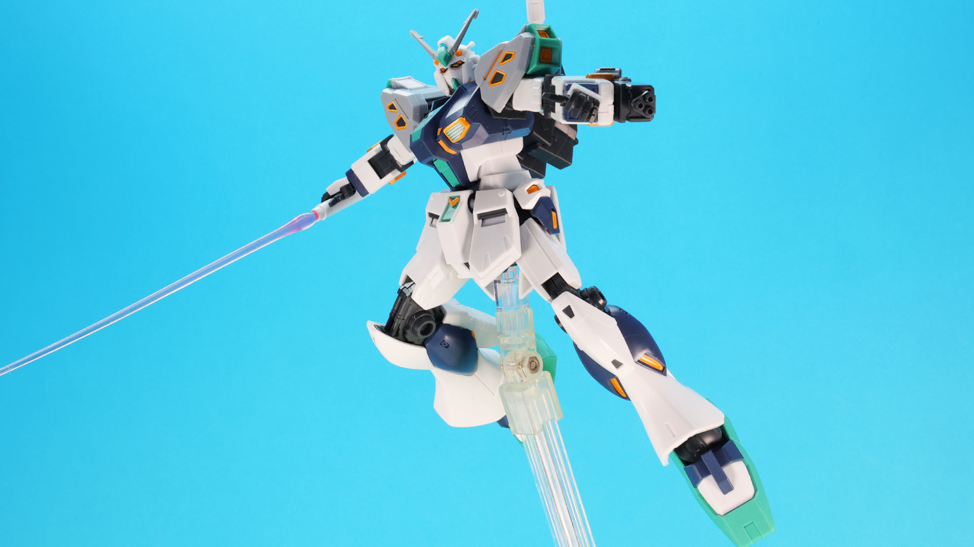 太さゆえ、ビーム・サーベルは握るというより掴むイメージです