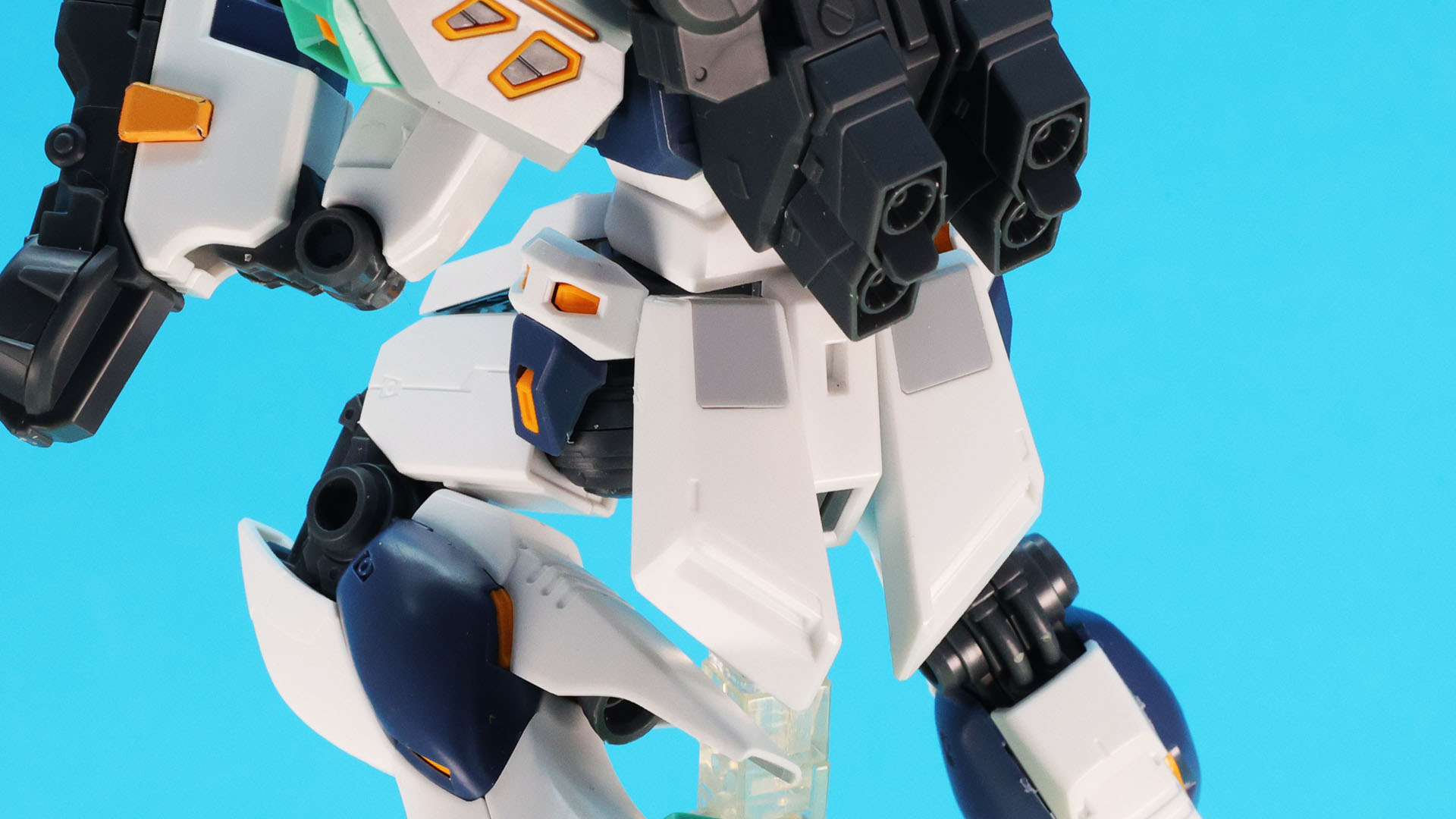 腰部アーマーもそれぞれカラーでパーツ分けされていてうれしい配慮です