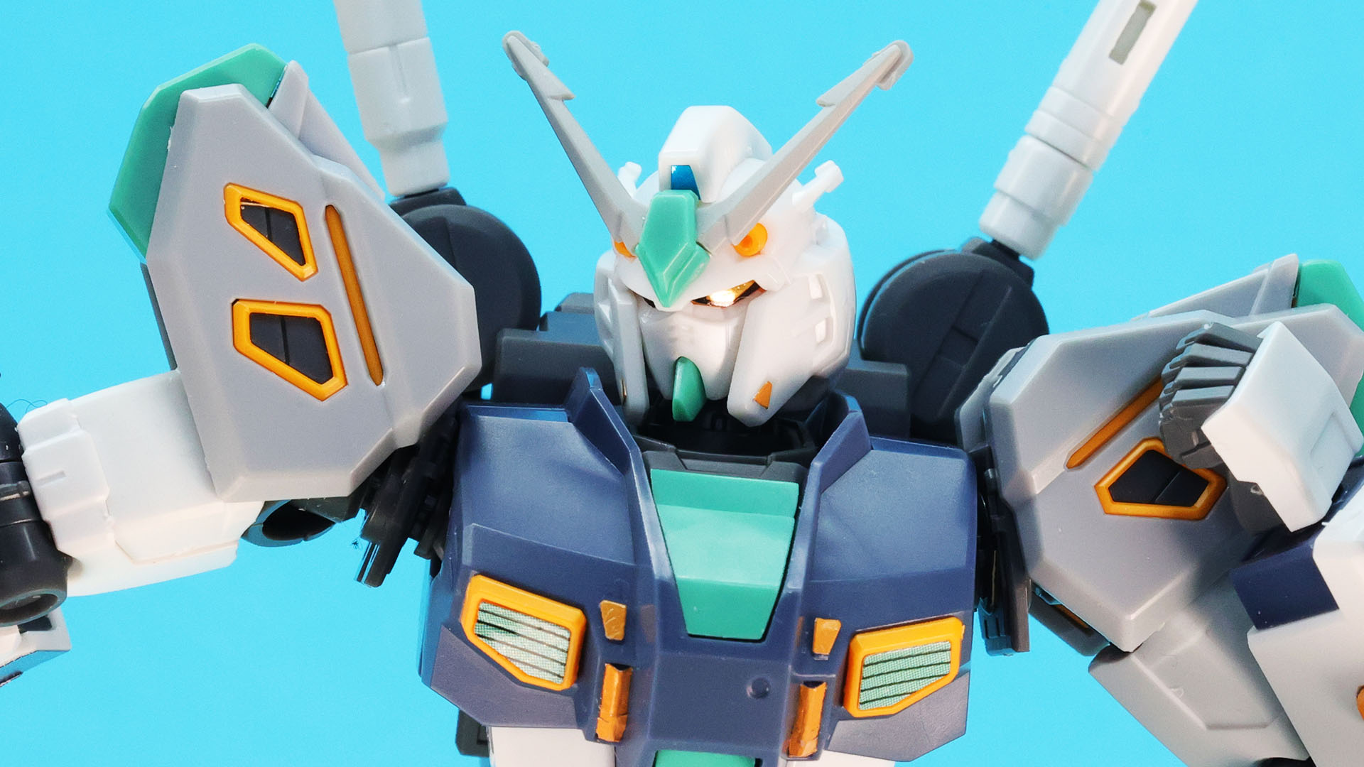 ツインアイはシールでの再現で、キラリと輝きます