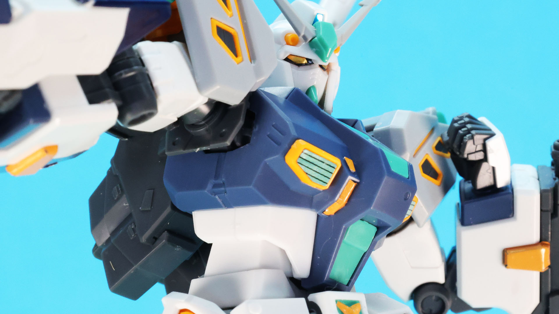 胸部ダクトのカラーはシールで実現されます。ここの塗り分けにチャレンジしてみるのもいいですね