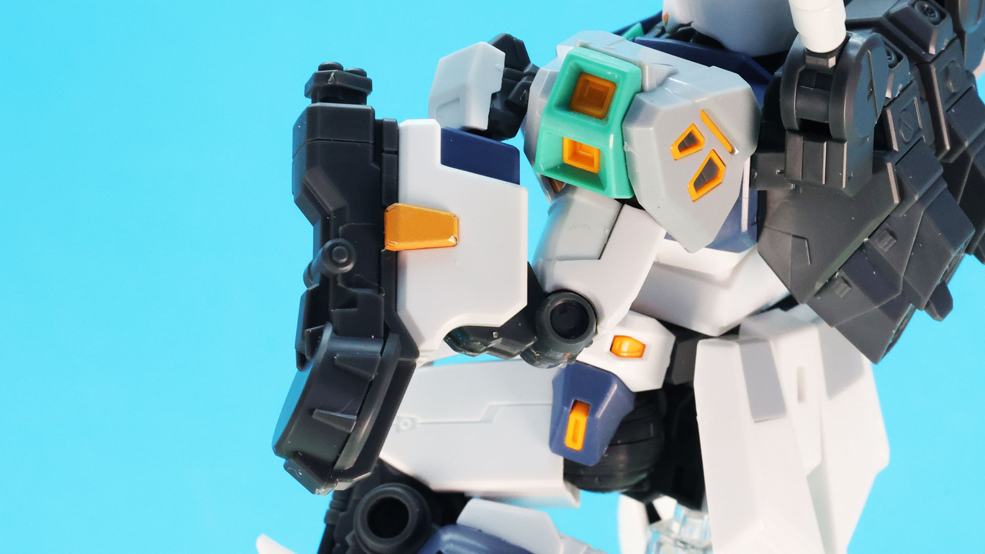 肘関節も二重関節でこの可動域を実現します