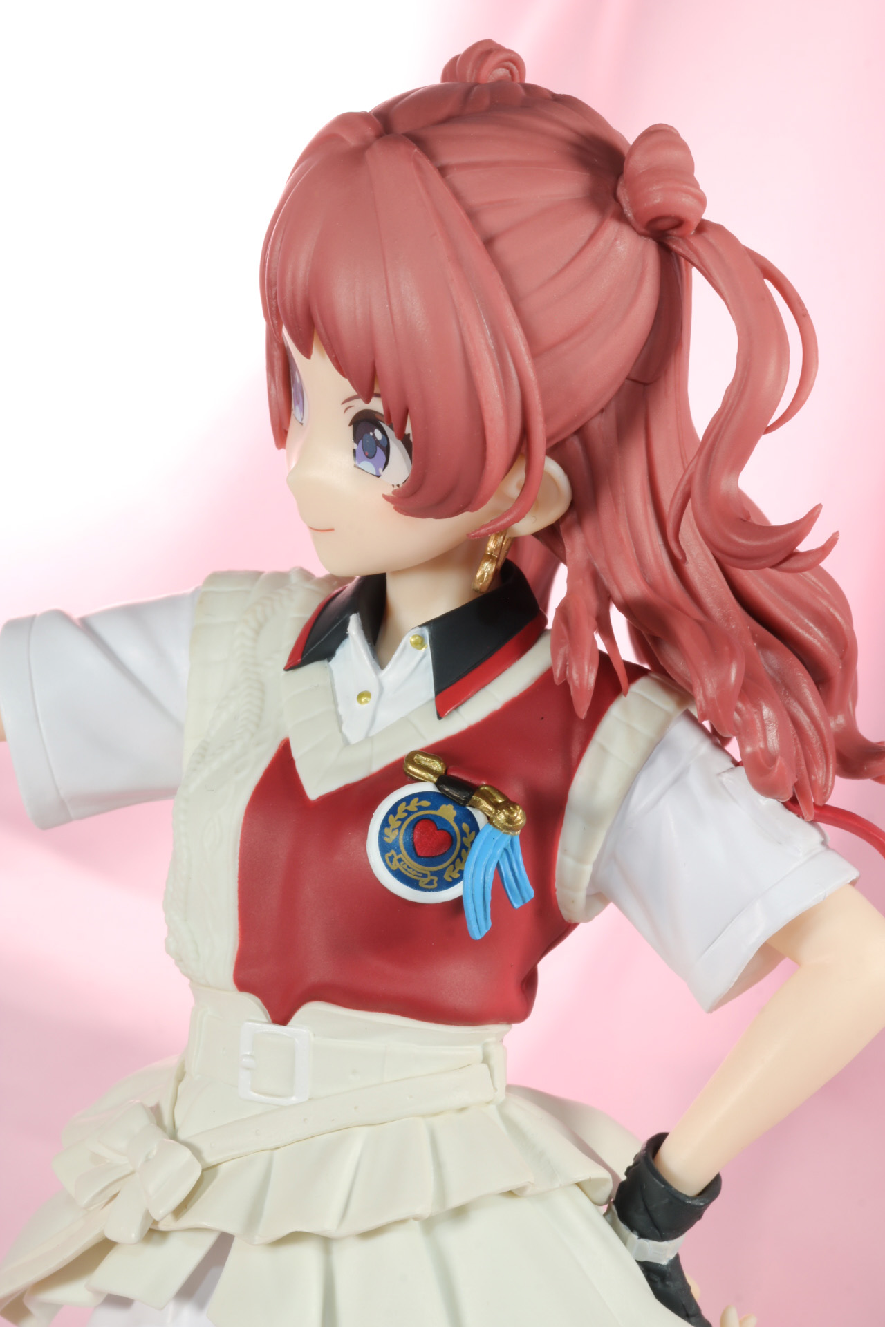 ニットのベストやシャツといった学生服を連想させる衣装