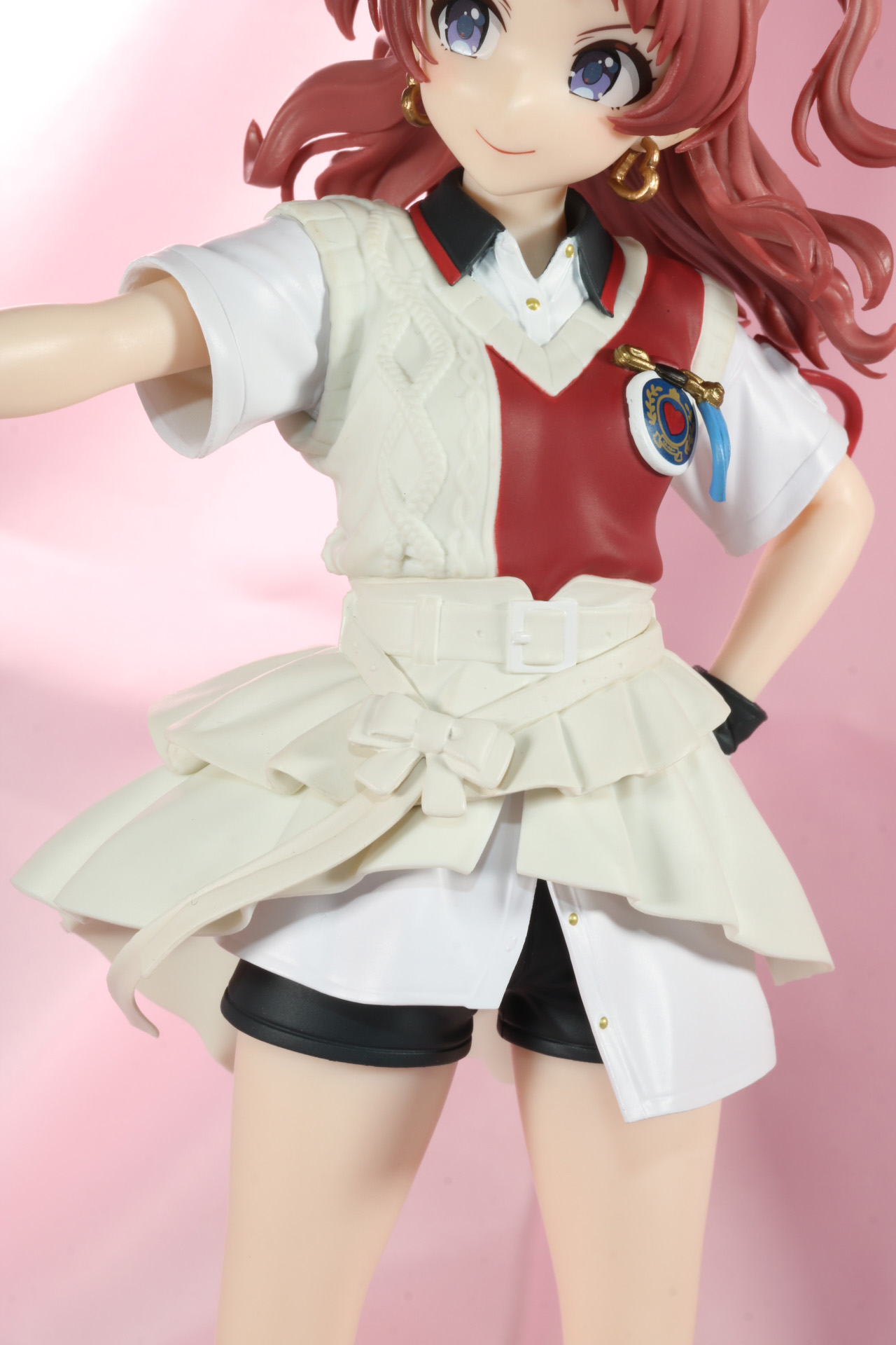 スカートや左右非対称のシャツの裾、ショートパンツの動きやすそうなデザイン