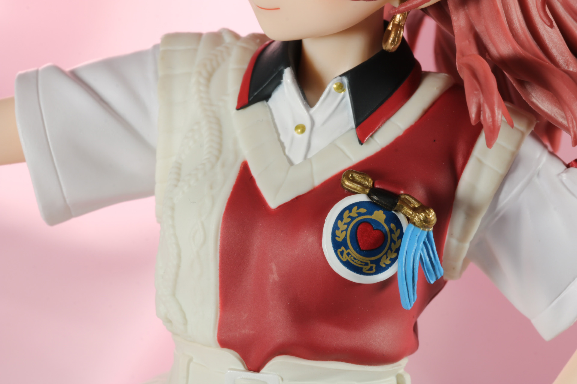 胸元のバッジも安全ピンまで色分け