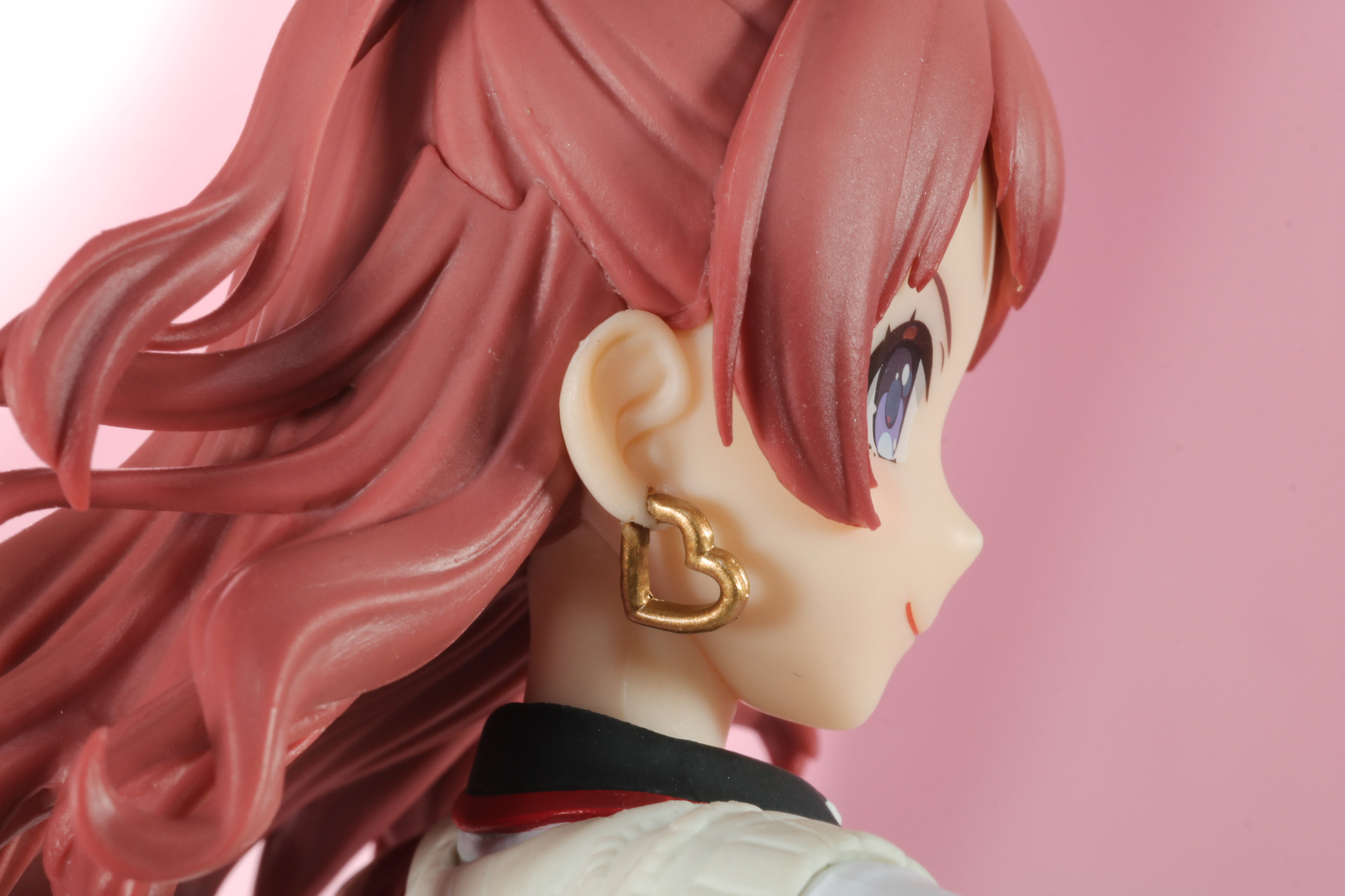 ハートのイヤリングもゴールドの塗装が施されている