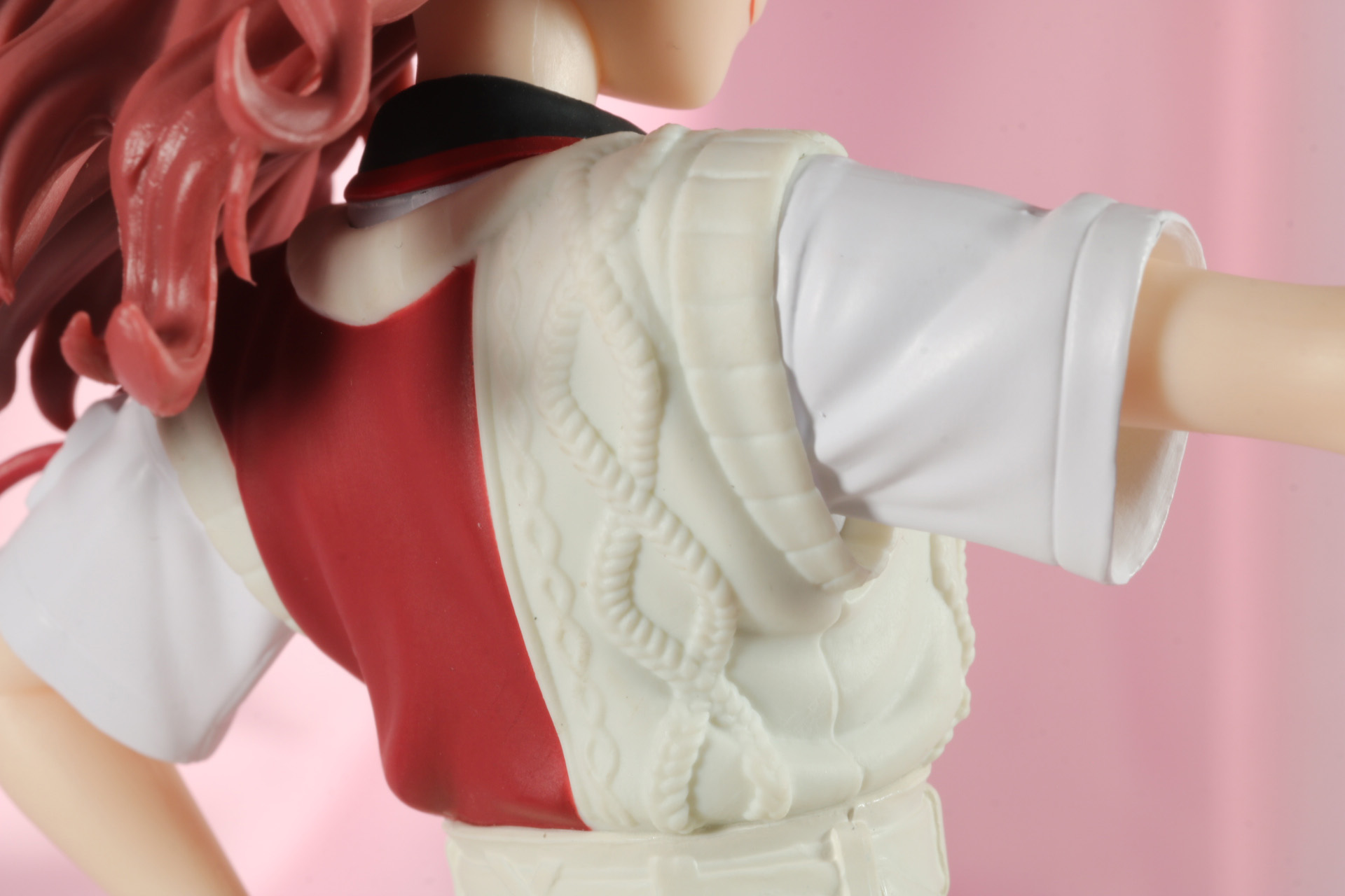 ベストの編み込みも立体感ある造形