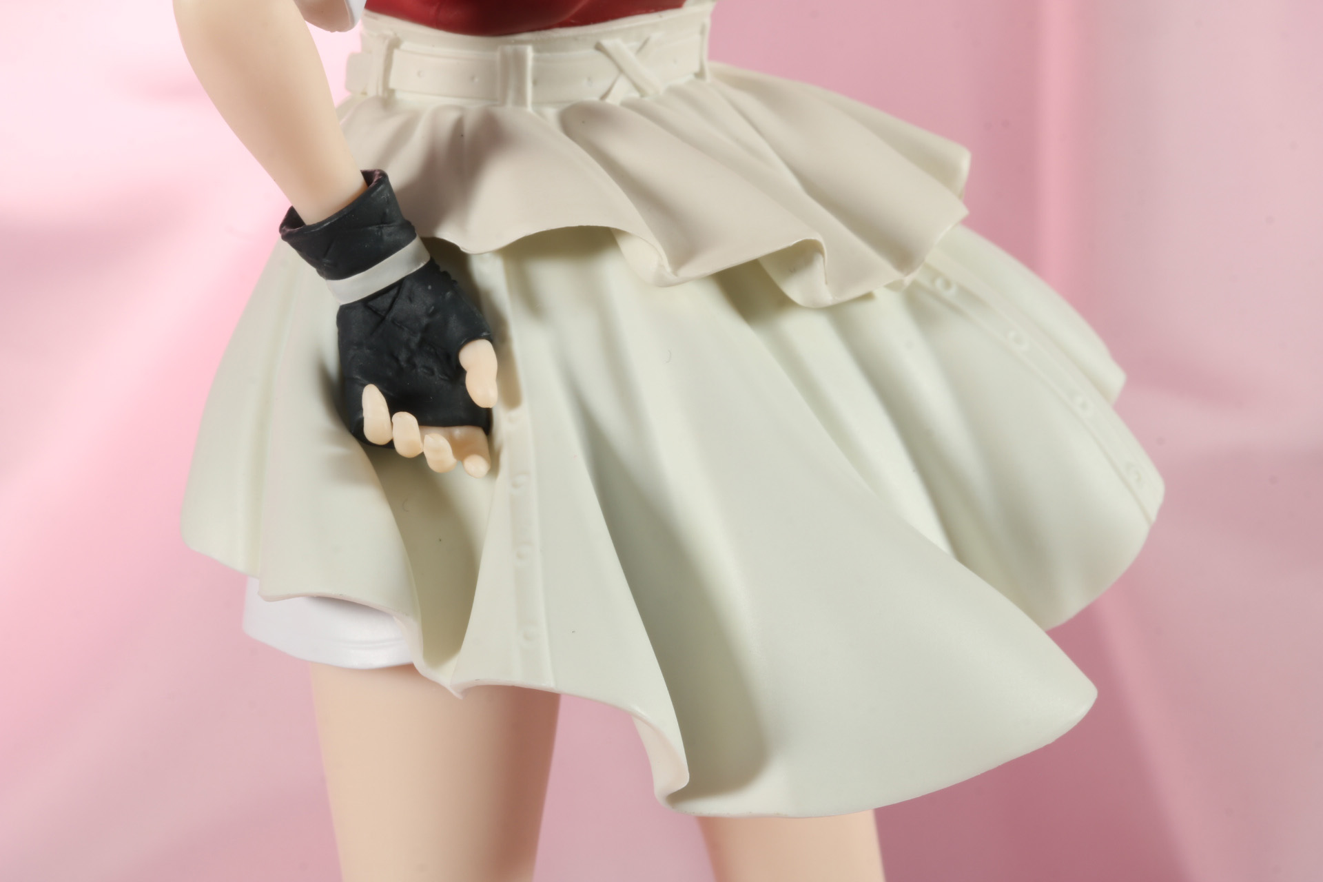 スカートは存在感ある揺らめきが表現されている