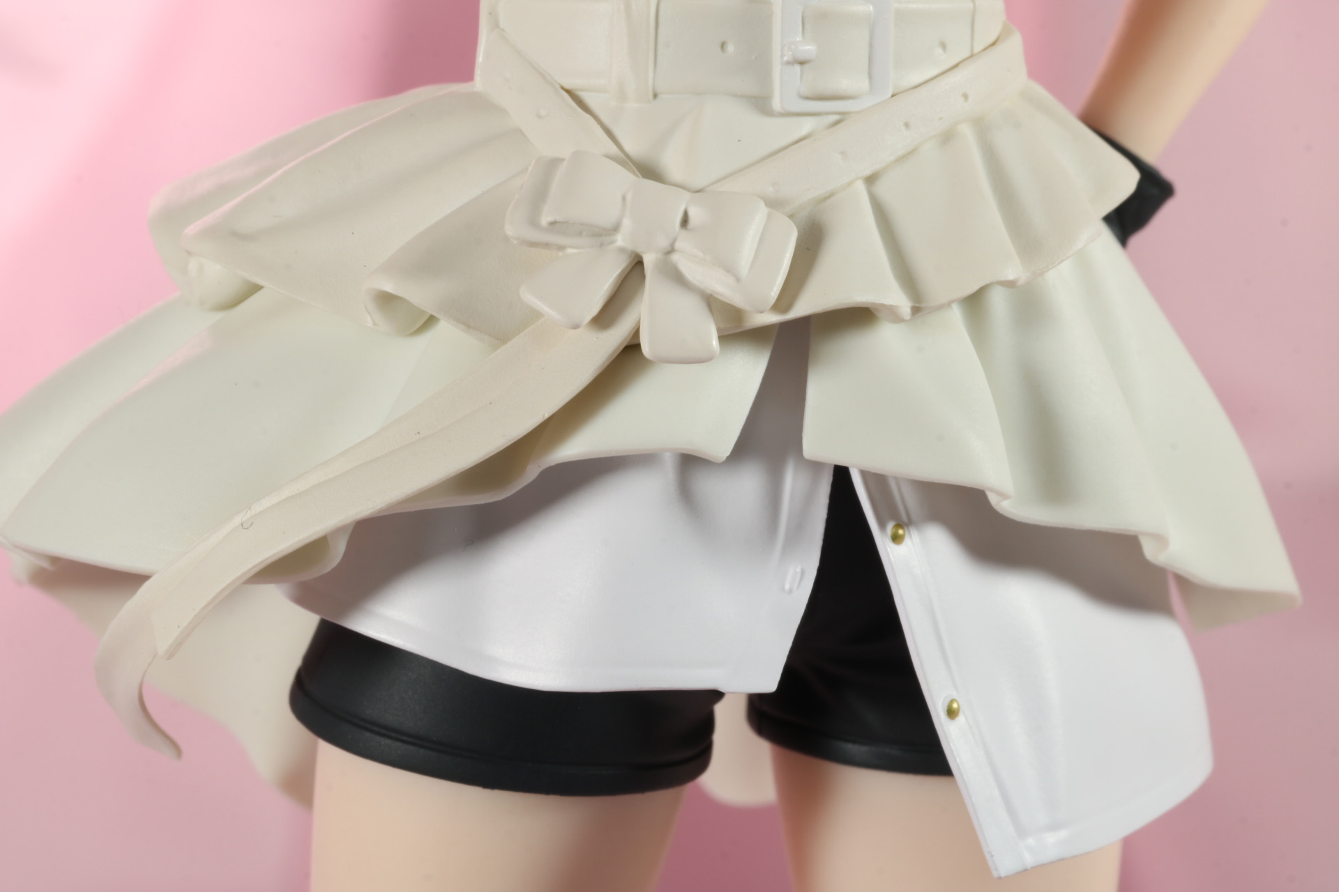 ソックスの編み込み表現やローファー風の靴の光沢感も作り込まれている