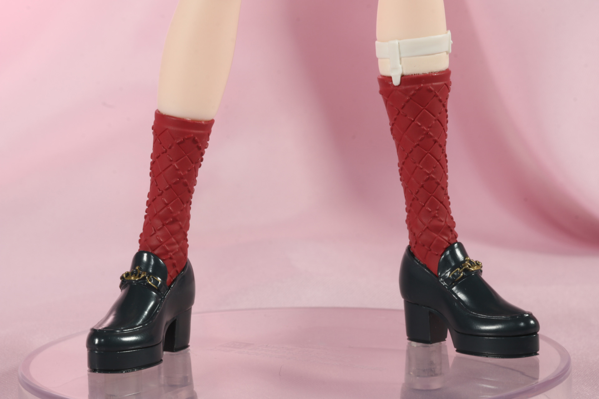 ソックスの編み込み表現やローファー風の靴の光沢感も作り込まれている