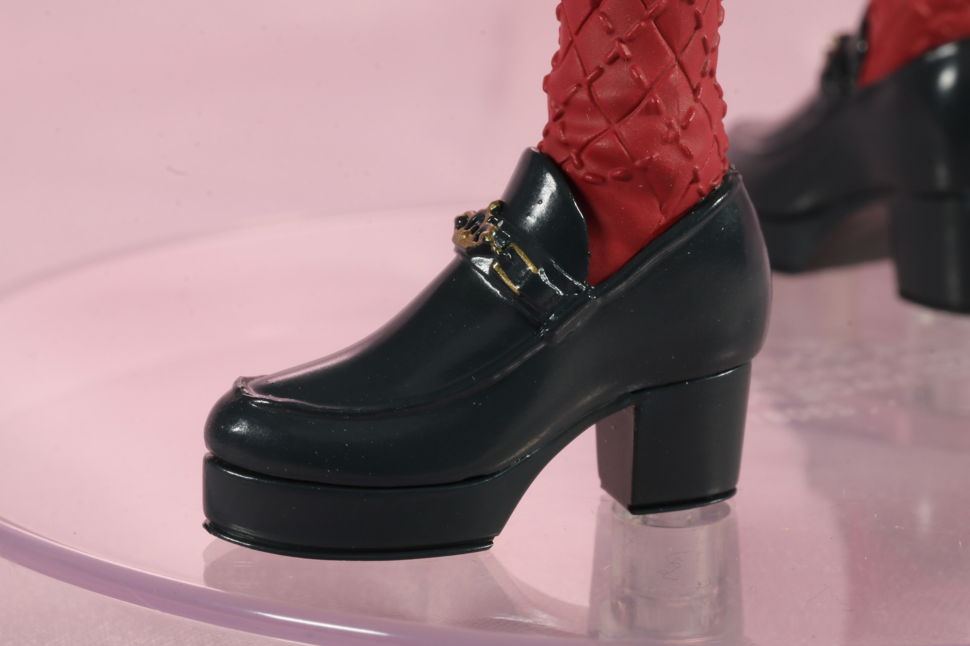 靴も底の厚いデザインとなっている