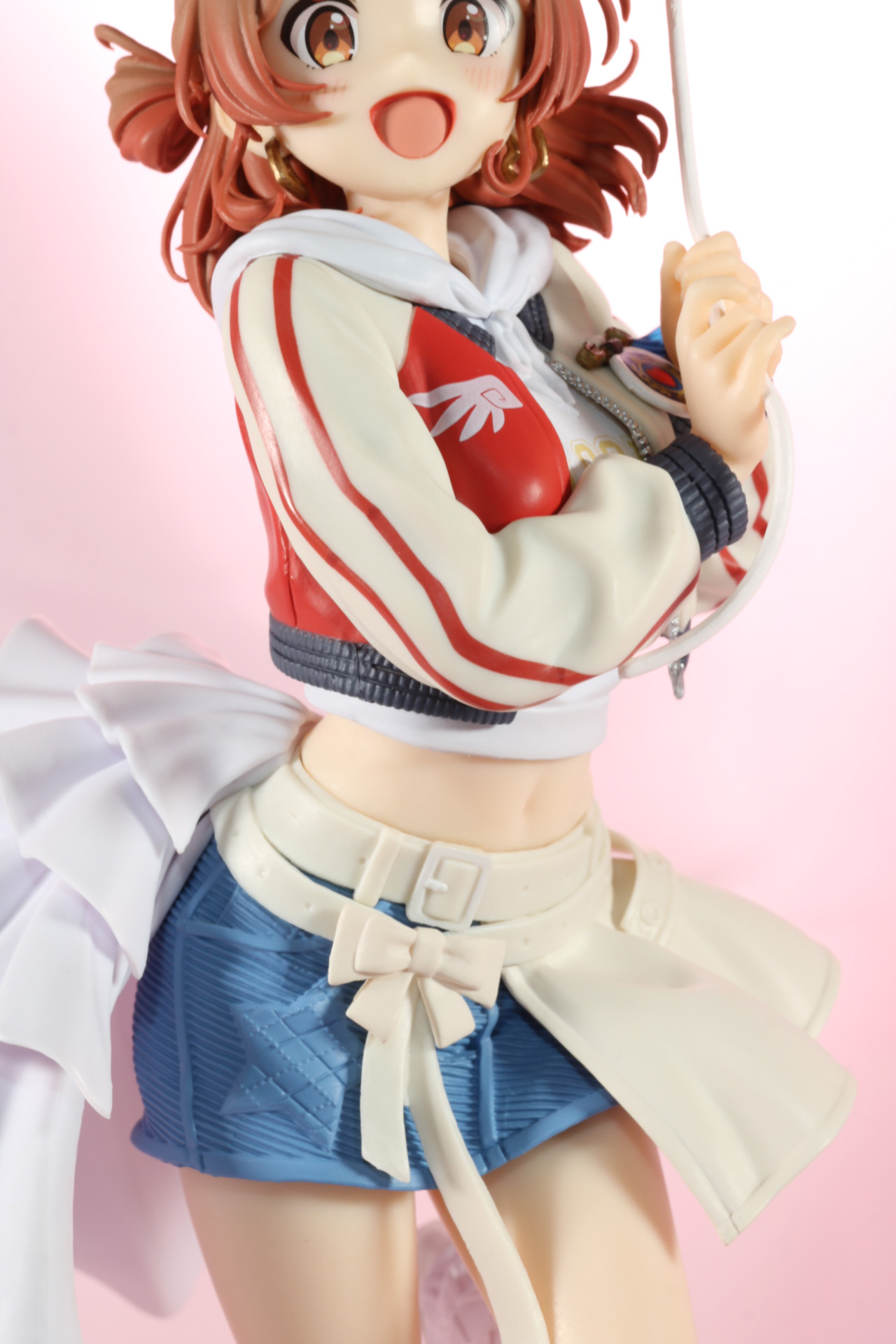 短いジャケットとパーカー、お腹を見せたアクティブな衣装