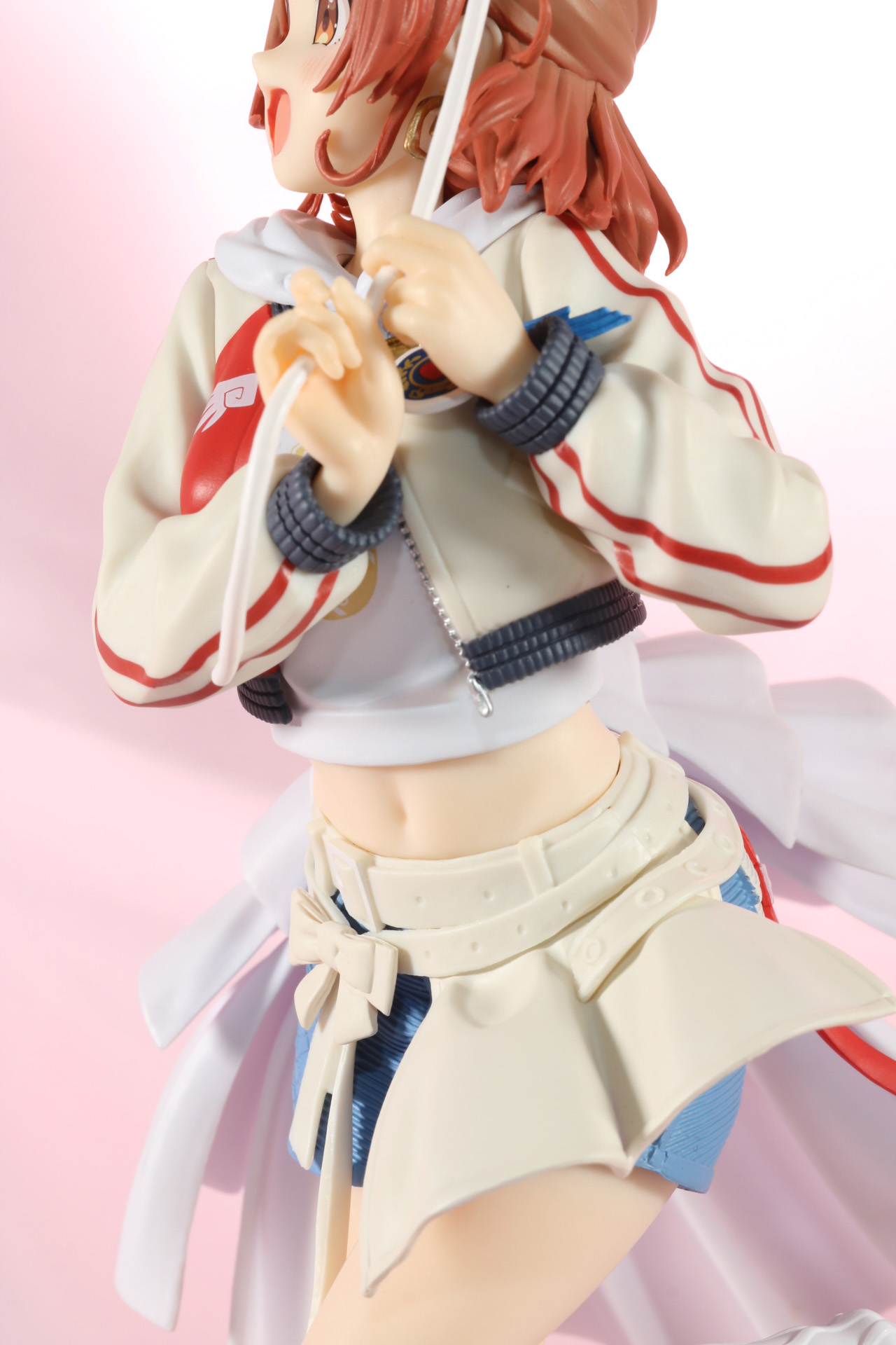 腰のフリルは波打つ布の質感や迫力のあるボリュームが造形されている