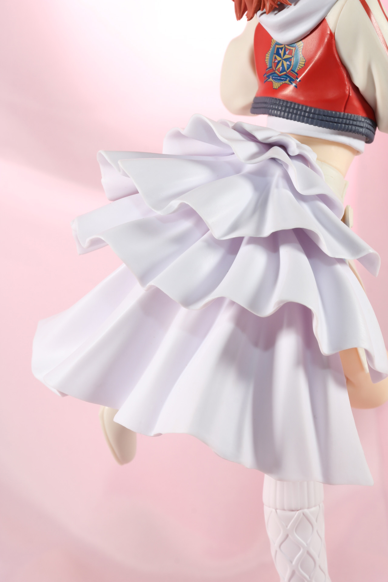 腰のフリルは波打つ布の質感や迫力のあるボリュームが造形されている