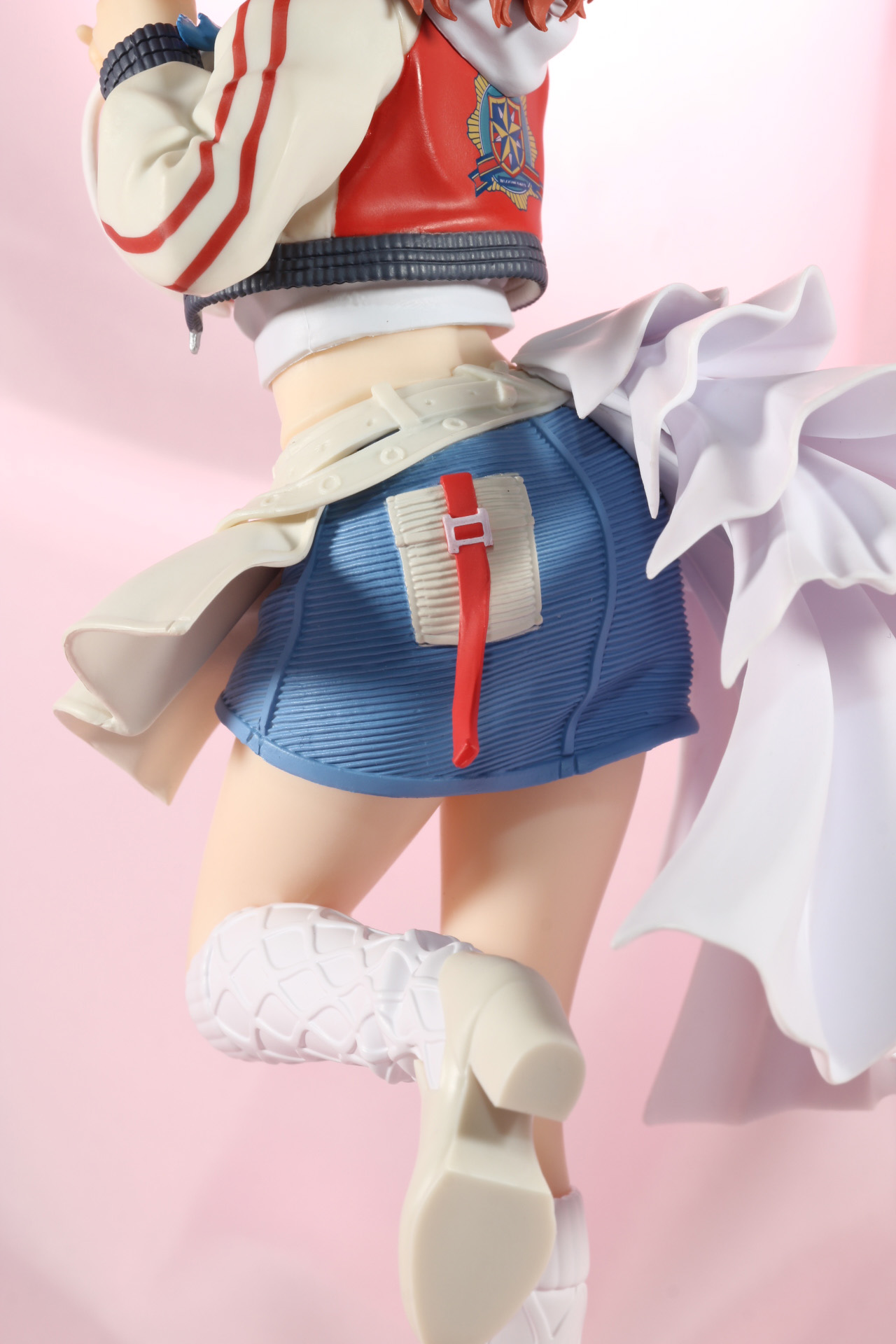 スカートはデニムのような質感を表現