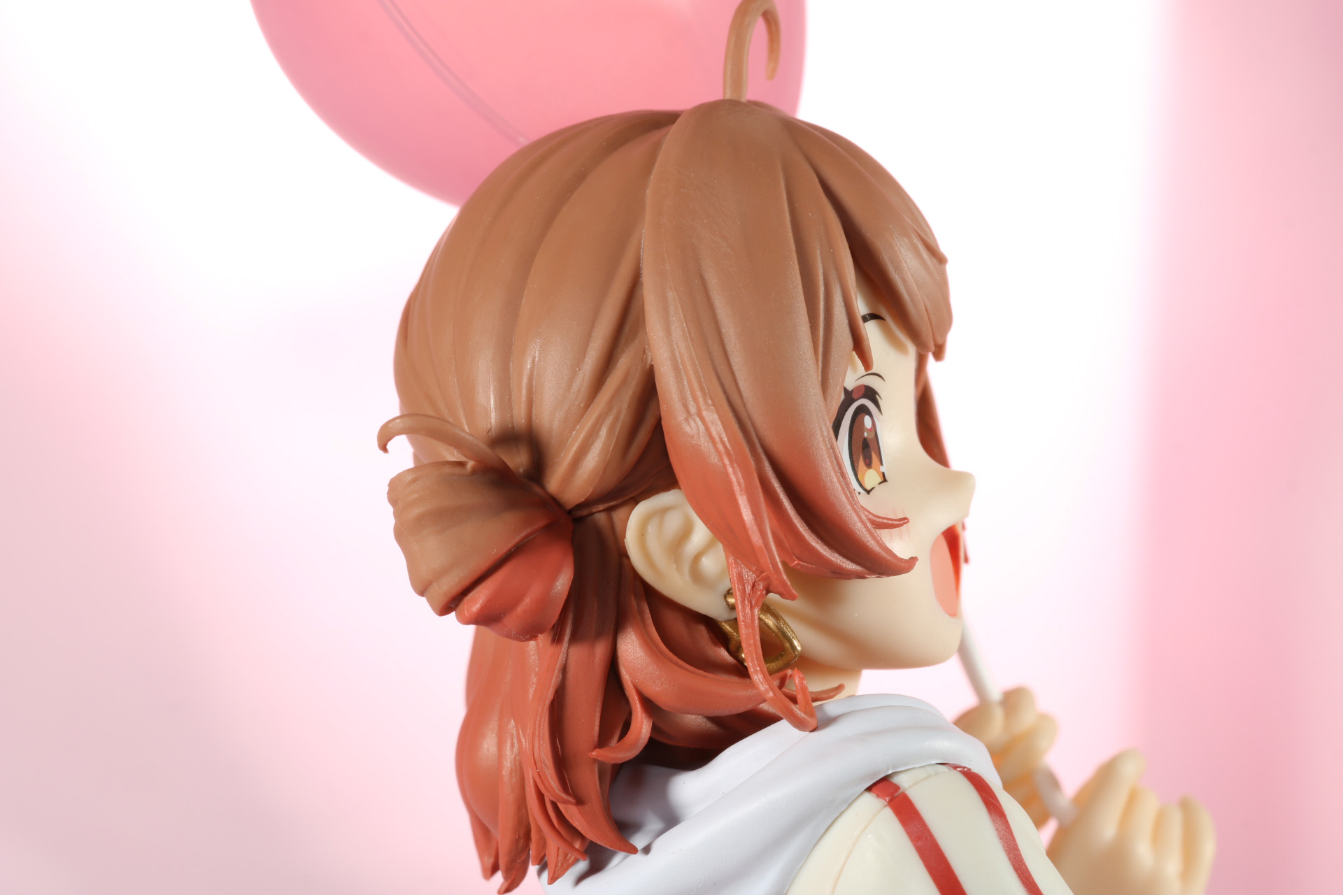 特徴的なお団子ヘアスタイルも再現