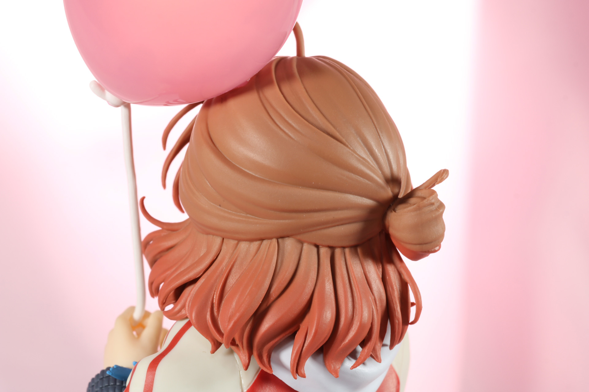 特徴的なお団子ヘアスタイルも再現