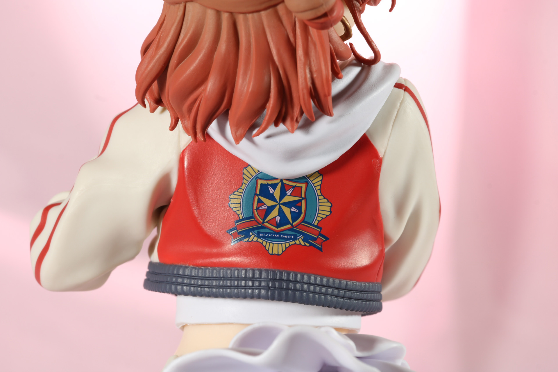 背中のプリントも細部まで色分けされている