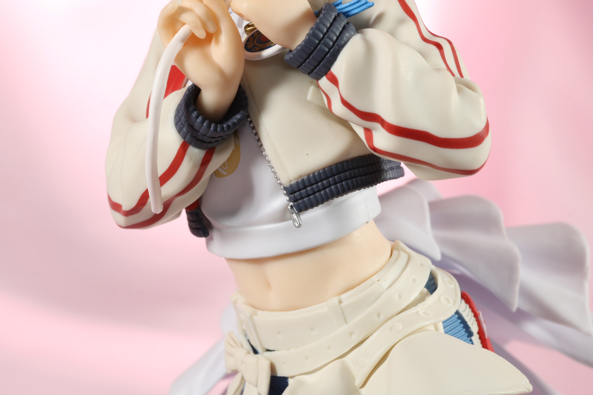 デニムスカートの質感やステッチも表現されている