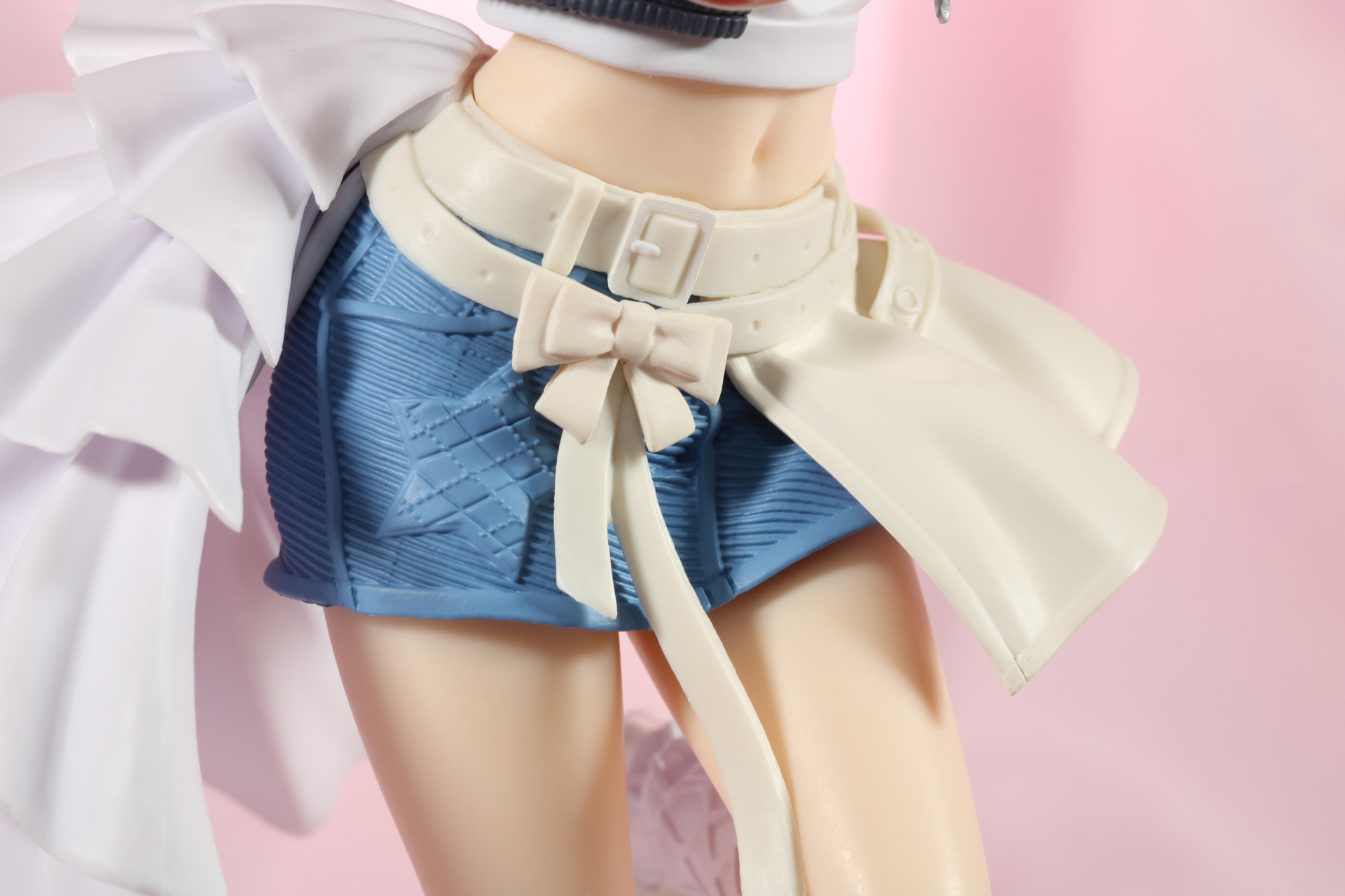 デニムスカートの質感やステッチも表現されている