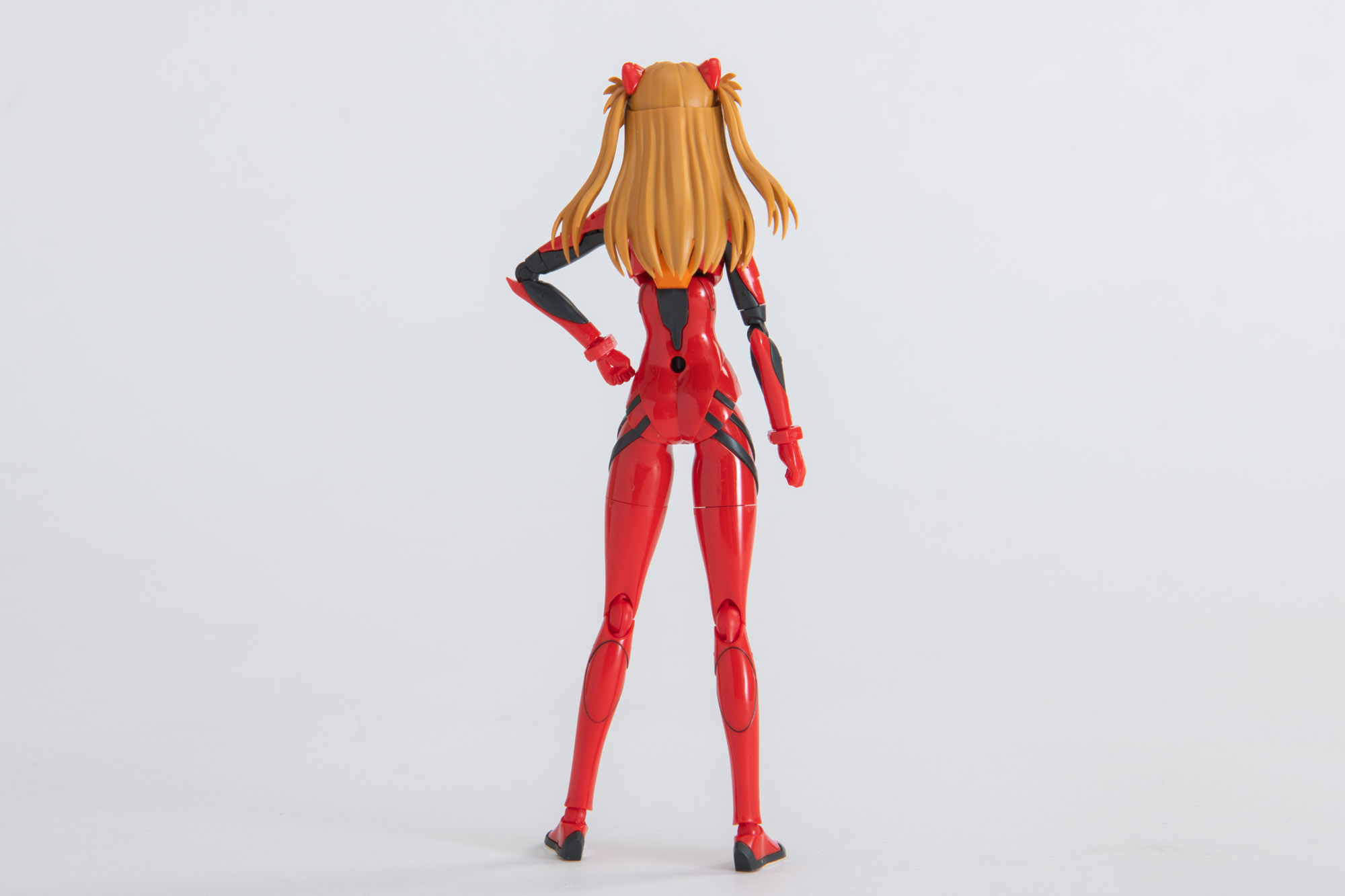 今回はプラグスーツの腹部とふくらはぎのモールドに黒でスミ入れを施している。