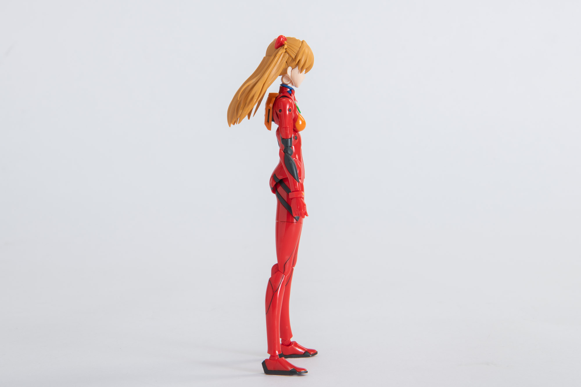 今回はプラグスーツの腹部とふくらはぎのモールドに黒でスミ入れを施している。