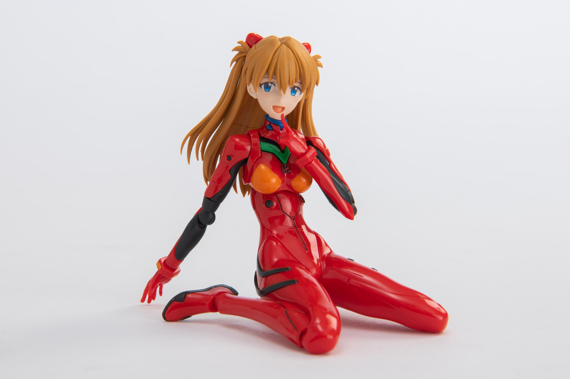 座りポーズ用交換パーツを装着。胸部と膝下を取り外して交換する。