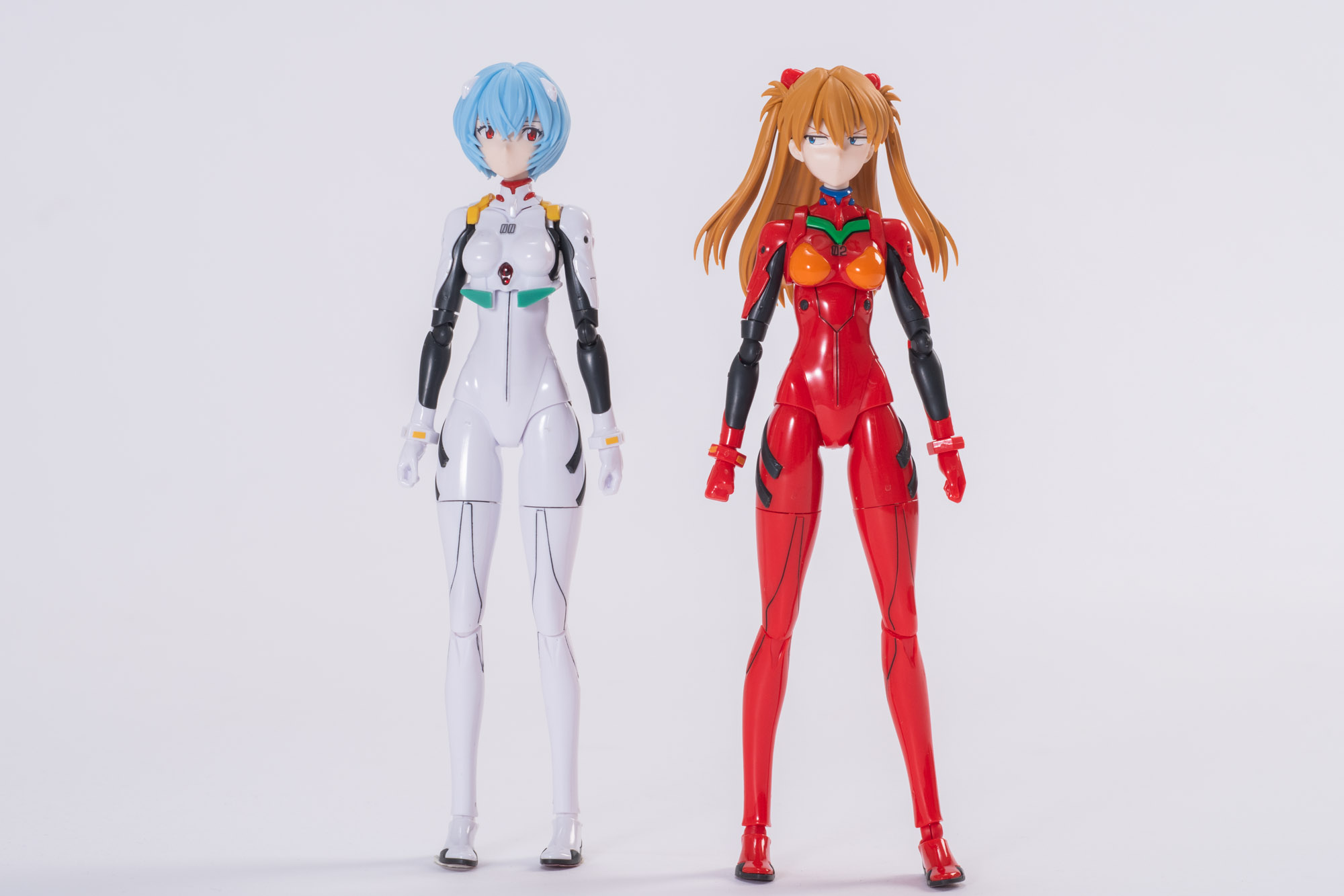 綾波と並べるとプラグスーツの微妙な違いを発見することができる。意外と胸回りのディテールが異なる。