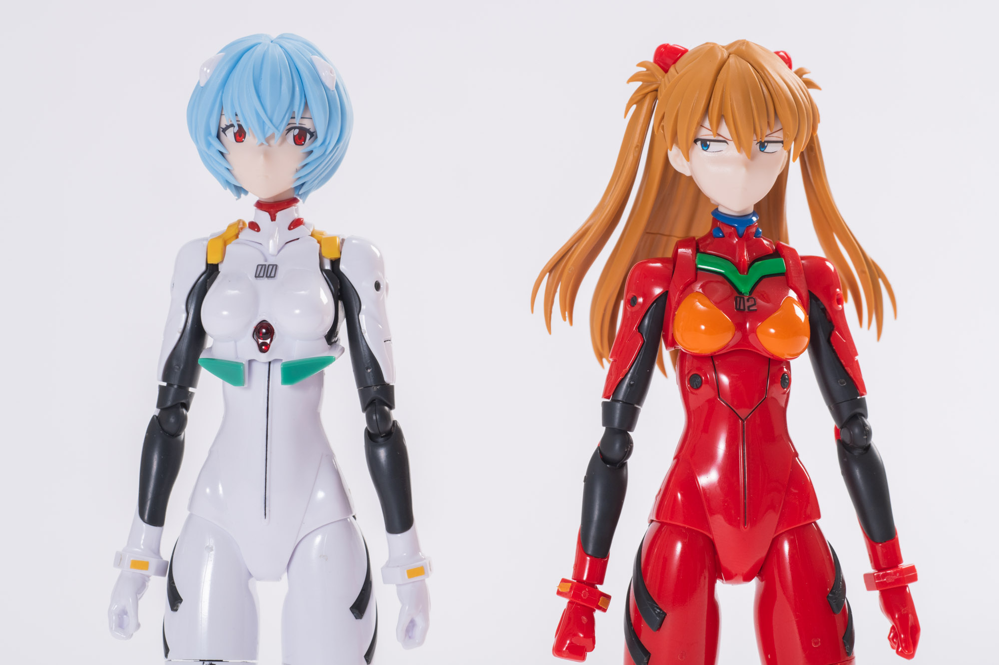綾波と並べるとプラグスーツの微妙な違いを発見することができる。意外と胸回りのディテールが異なる。