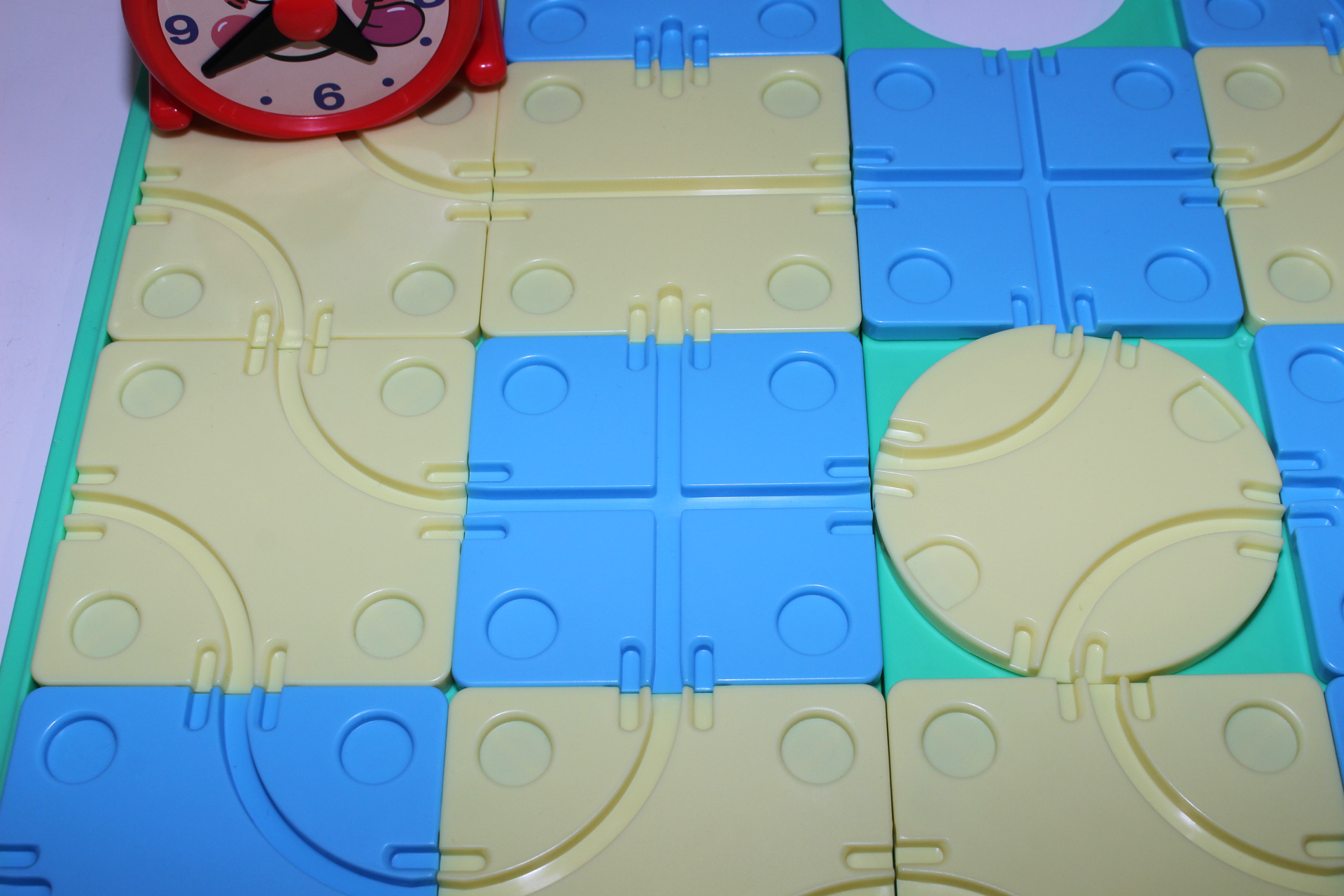 四角いパネルと丸いパネルが15枚混在するボード。どれを使って遊ぶかは自由だ