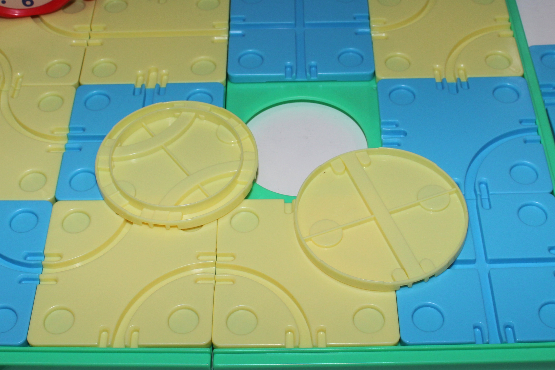 カーブのレールが刻まれた円形パネル(左)は、ボードの丸い枠にはまるためスライドさせることができず、回転のみが行なえる