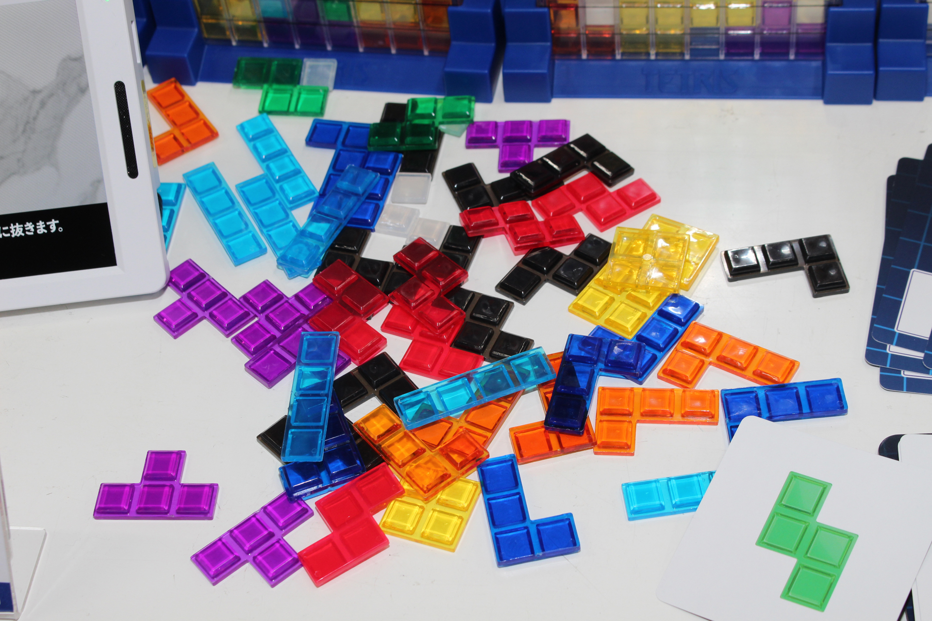 テトリスカンパニー公式ライセンスのもと、公式の形状とカラーで構成されたテトリミノ。黒色のものは後述する「オジャマミノ」だ