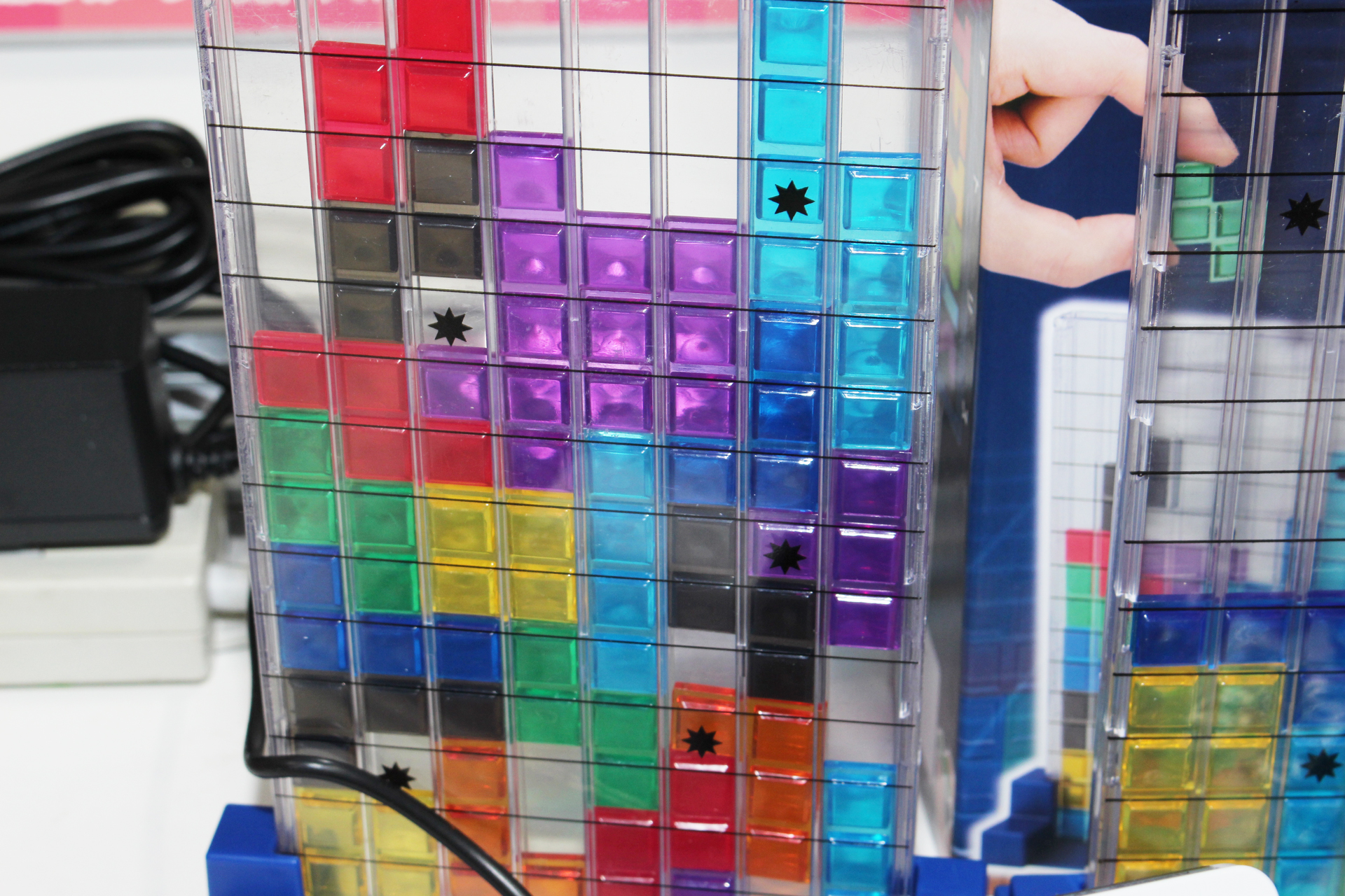 黒い点にテトリミノが重なったら、他のプレイヤーがオジャマミノを投入して邪魔をする