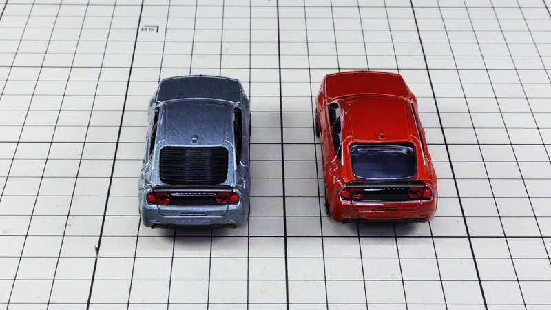 リア：通常仕様と初回特別仕様でリアウインドウの部分が違う！