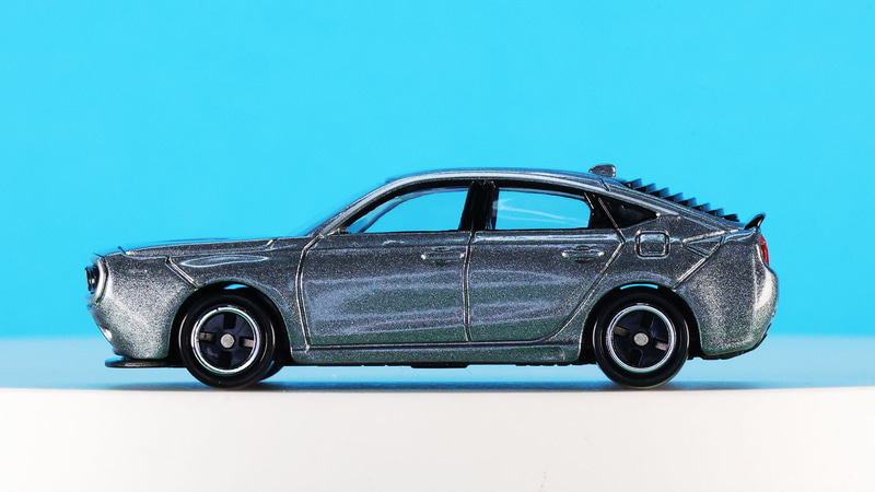 横から見たフロントセクションのラインがおもしろい！