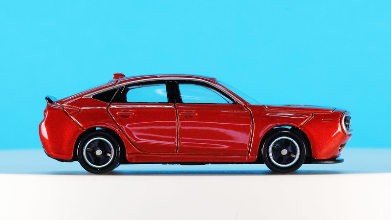 ボンネットフードの直線基調があの世代のクルマファンに突き刺さります