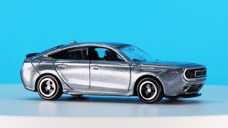 メタリック粒子の影響でサイド面の抑揚のコントラストがくっきり出ます