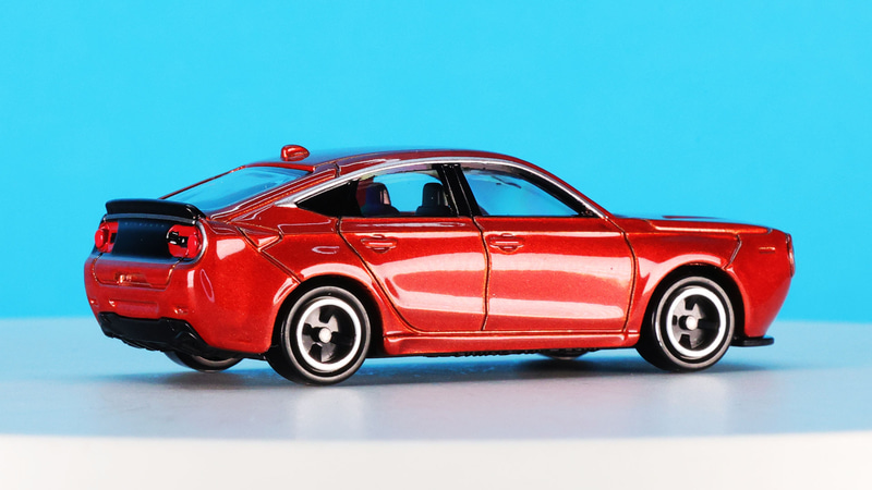 レッドはハイライトがくっきり出てなめらかなキャラクターラインを浮かび上がらせます