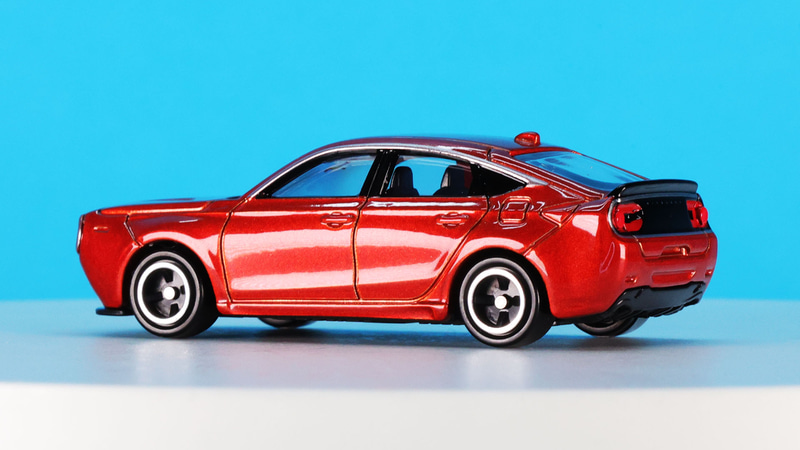 レッドはハイライトがくっきり出てなめらかなキャラクターラインを浮かび上がらせます