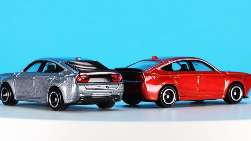 フロントのガーニッシュ内には丸目4灯のヘッドライトがモールドされています