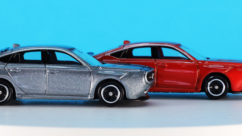 フロントのガーニッシュ内には丸目4灯のヘッドライトがモールドされています