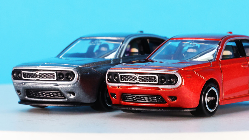 フロントのガーニッシュ内には丸目4灯のヘッドライトがモールドされています